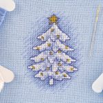 A,cross,stitch,of,a,christmas,tree,with,blue,and